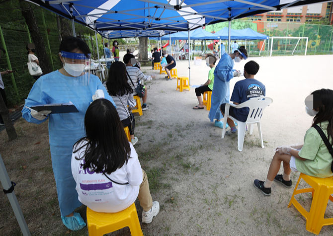 위기의 ‘K방역’<br> “전국 어디에서든 코로나 발생 가능”