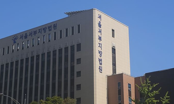 불법주차 신고하려던 시민 차량으로 위협한 60대 여성
