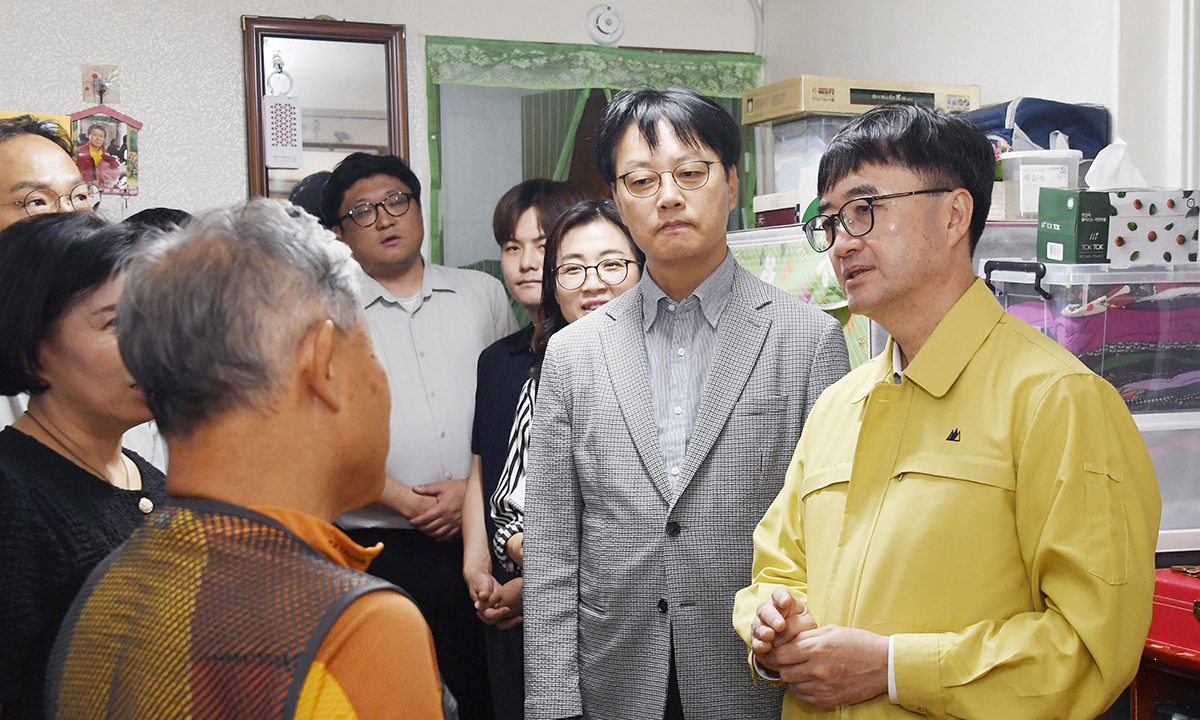 쪽방촌 찾은 기재차관 “행정역량 총동원, 사각지대 없이 예산 집행” 당부