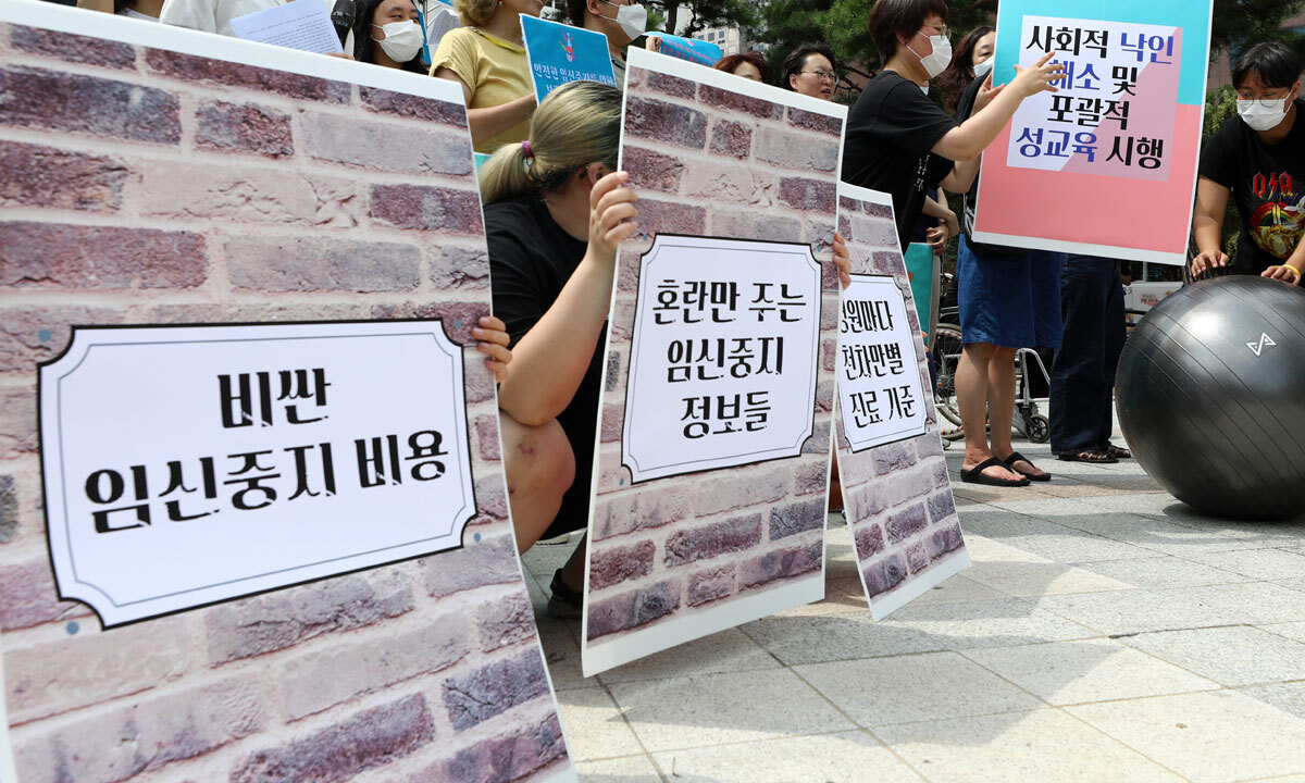 10명 중 4명 “여성이 원하면 임신중절 할 수 있어야”