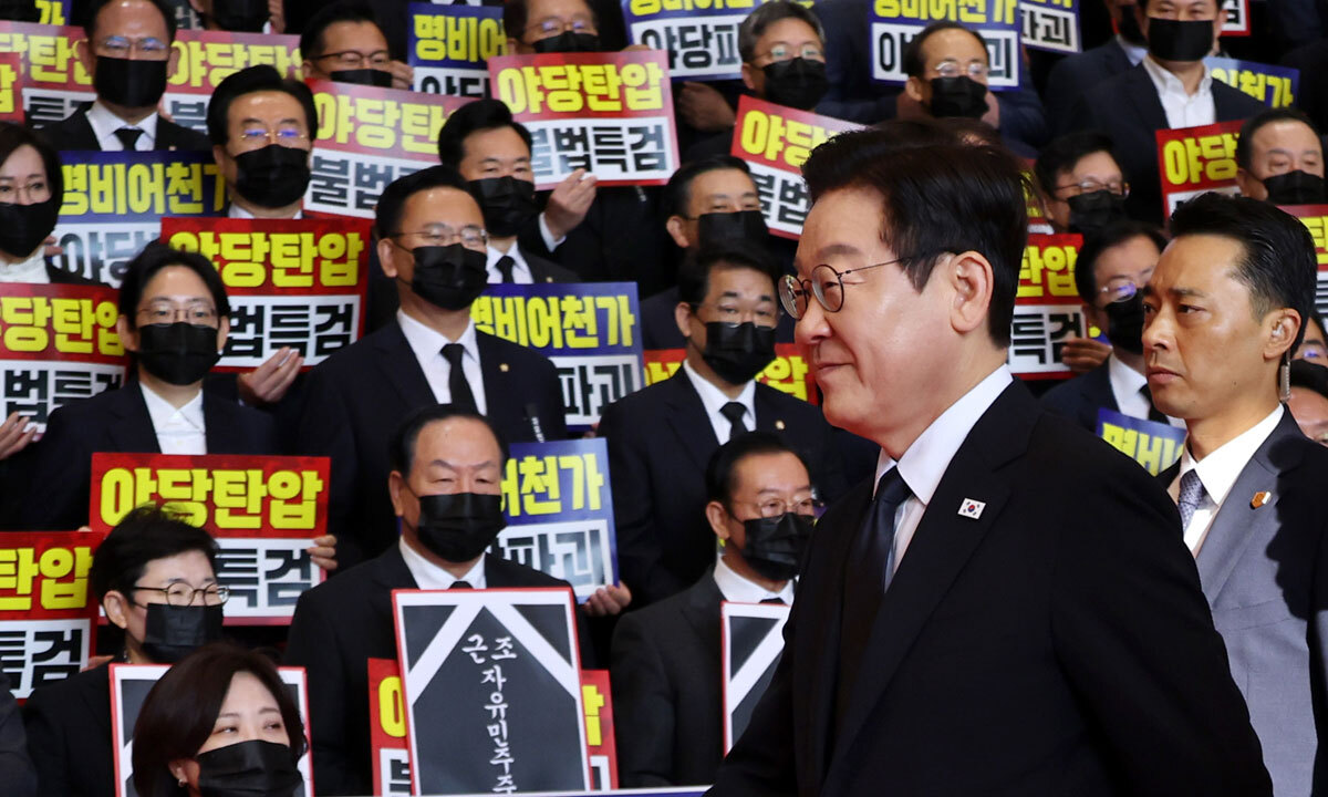 국힘 침묵시위…李, 반쪽 국회에 &${esc.h}34;좀 허전하군요&${esc.h}34;