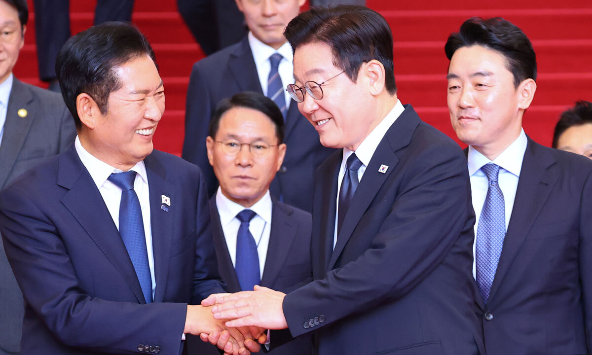 ‘재판중지법 제동’ 하루 만에 마주 앉은 李·정청래 [李대통령 시정연설]