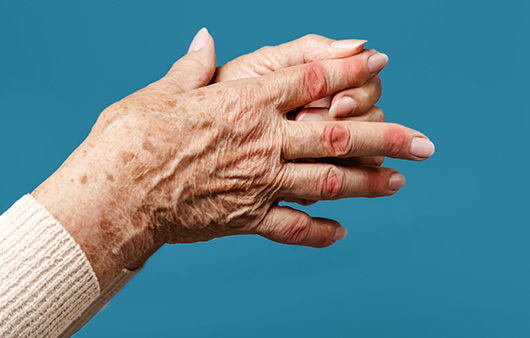 당신이 놓친 노화의 ‘첫 신호’…10살 어려 보이는 이 습관은?