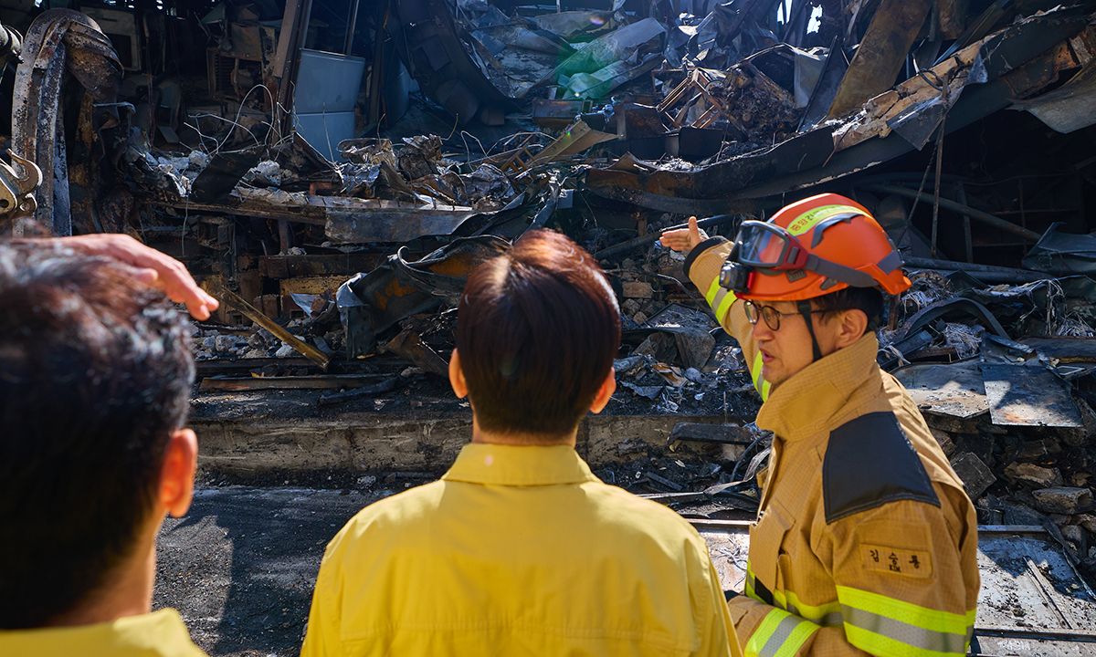 대전 화재 참사 현장 찾은 李… 유가족 손 잡고 의견 경청