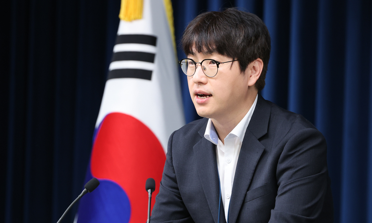 다가오는 재보궐 선거에 靑 참모진 향해 쏠리는 눈길