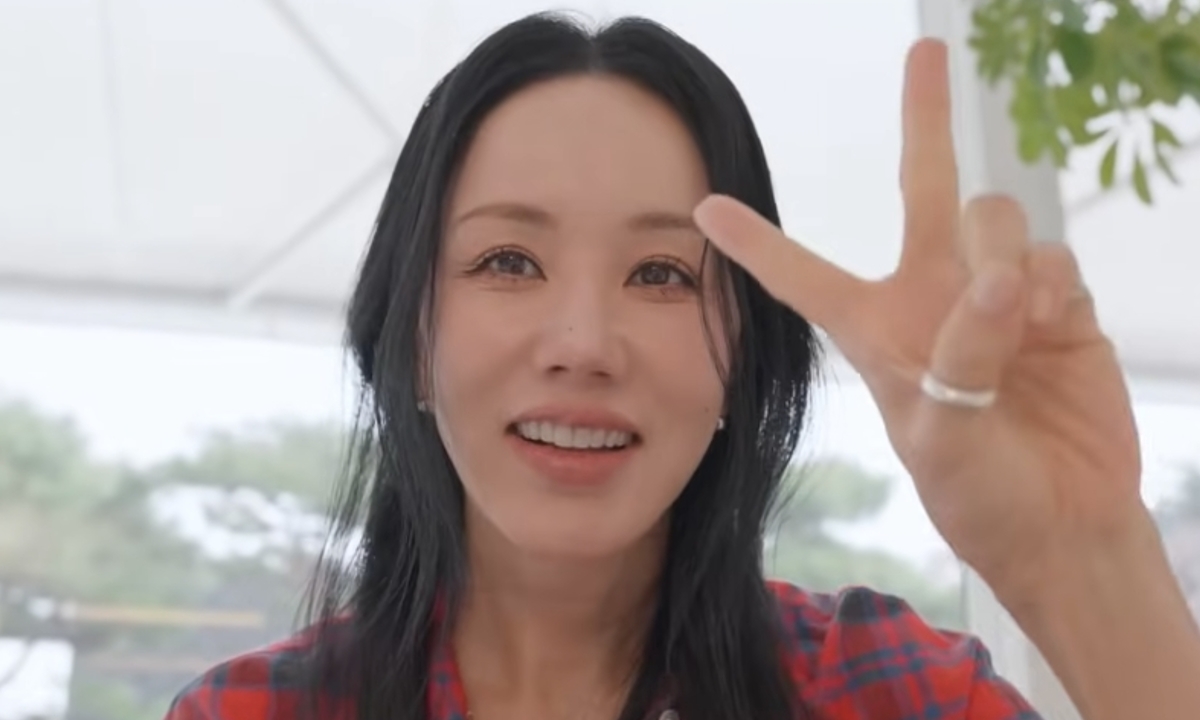 “집 안에 있어도 무조건 바른다”…56세 엄정화, 기미·잡티 철벽 방어 ‘아침 루틴’ [라이프+]