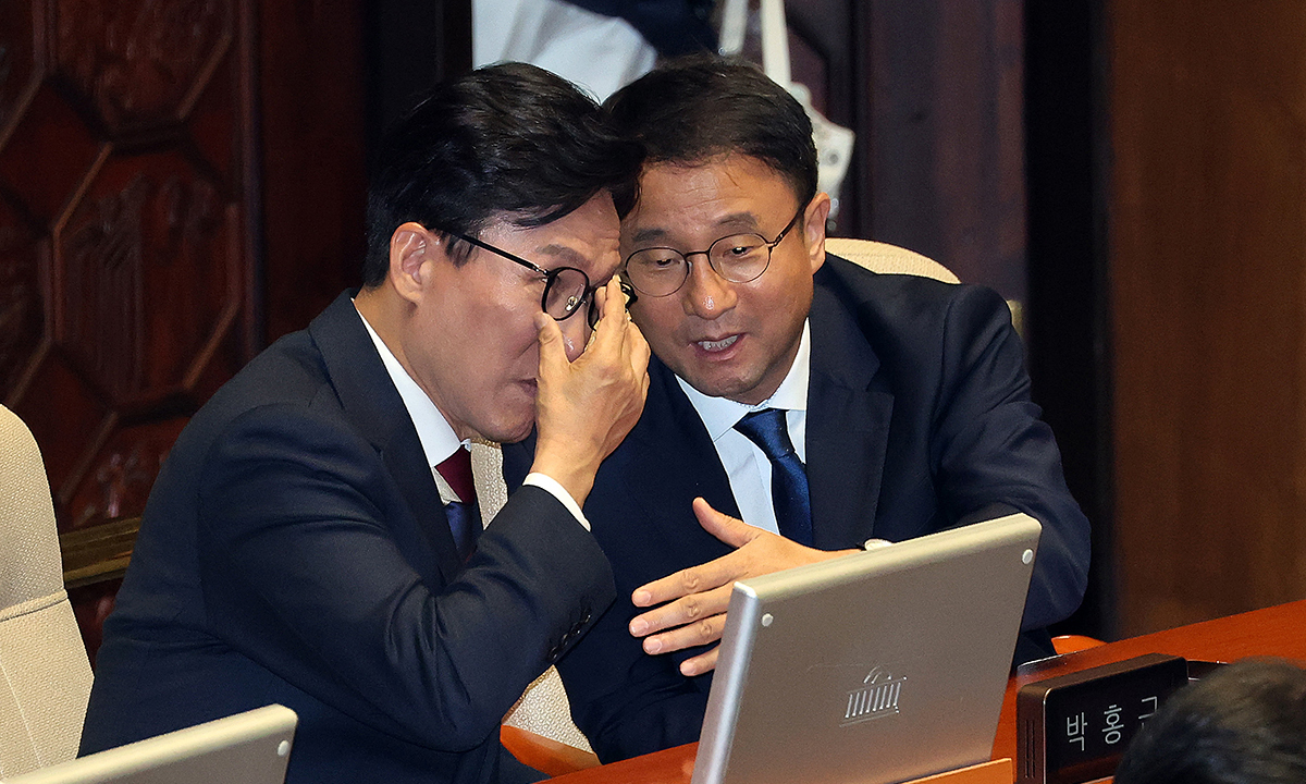 與 “극우 유튜버 길 가나… 선동·저주만 난무”