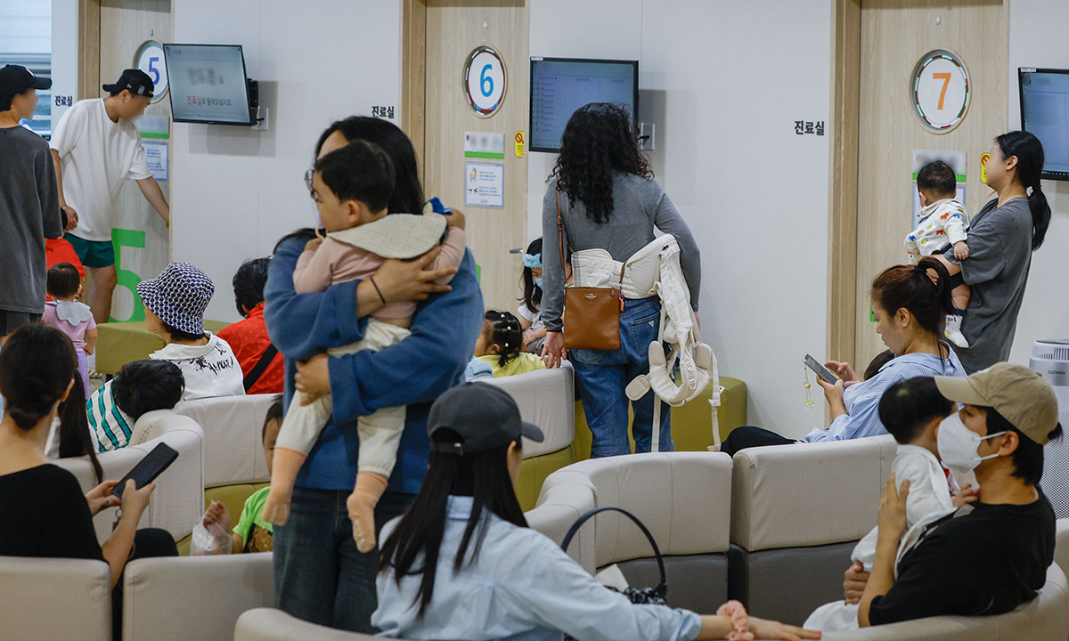 ‘트윈데믹’ 경고등… 어린이·노인 조기 접종 앞 당기나