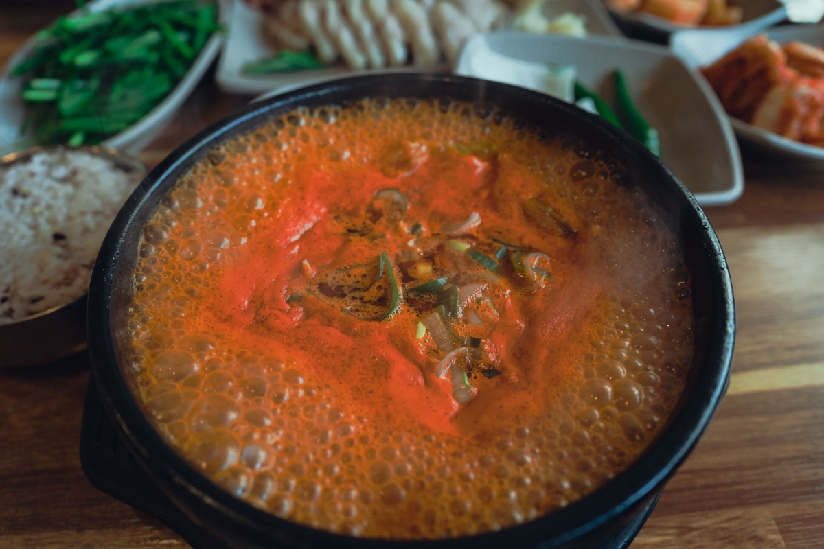 팔팔 끓이면 괜찮겠지?…식탁 위 2시간 넘긴 찌개, 다시 끓여도 위험 [내 몸의 경고등]